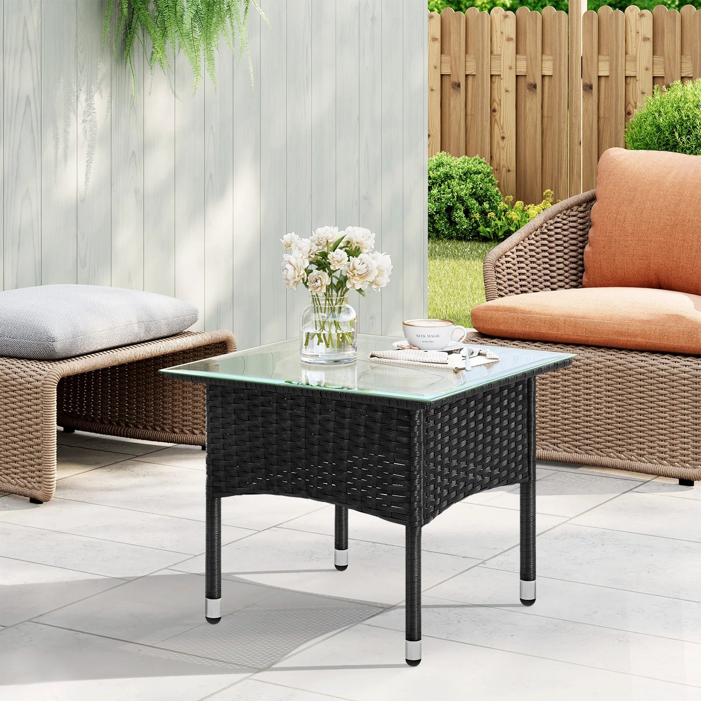Quadratischer Rattan Beistelltisch mit Glasplatte | RattanHaus™