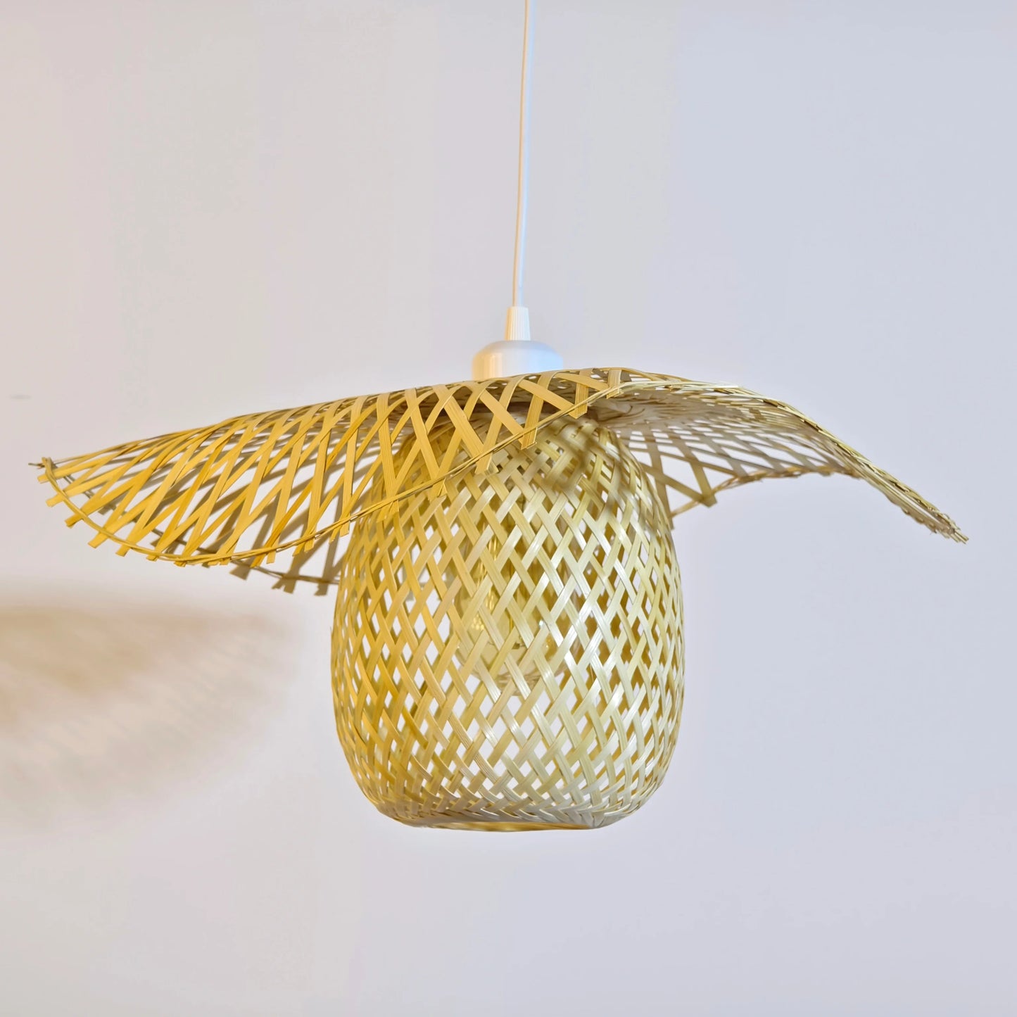 Pendelleuchte Rattan aus Bambus – Handgeflochtene Natur Hängeleuchte | RattanHaus™