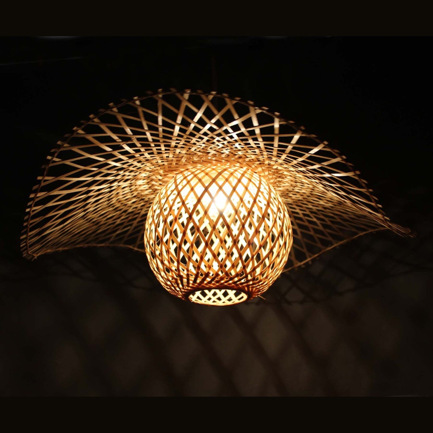 Pendelleuchte Rattan aus Bambus – Handgeflochtene Natur Hängeleuchte | RattanHaus™