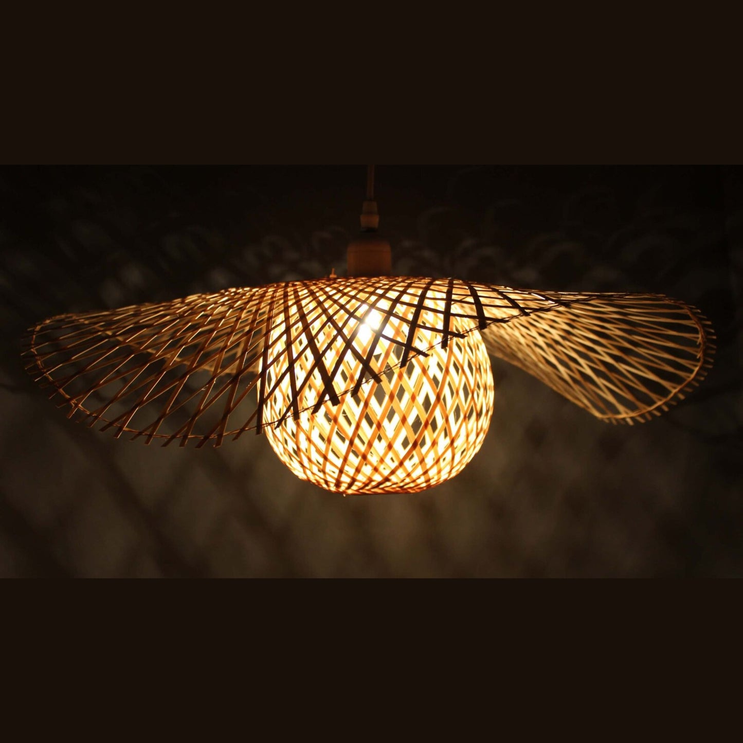 Pendelleuchte Rattan aus Bambus – Handgeflochtene Natur Hängeleuchte | RattanHaus™